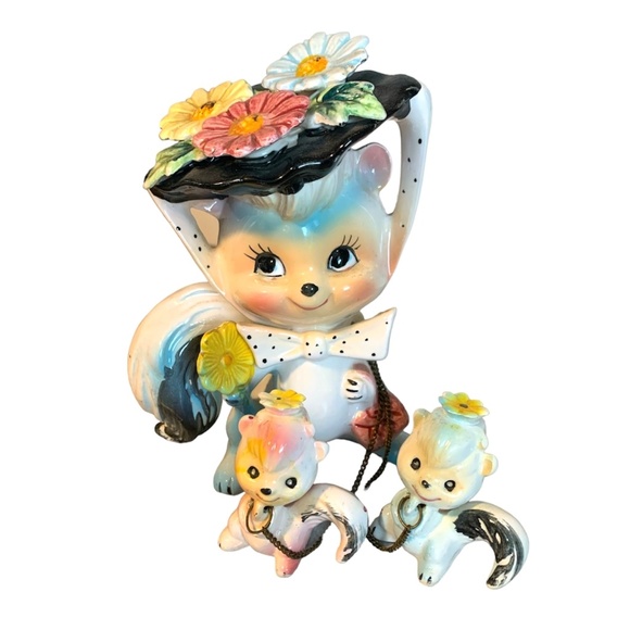 Lipper and Mann Other - Vintage Lipper and Mann Skunk Mama and chain babies